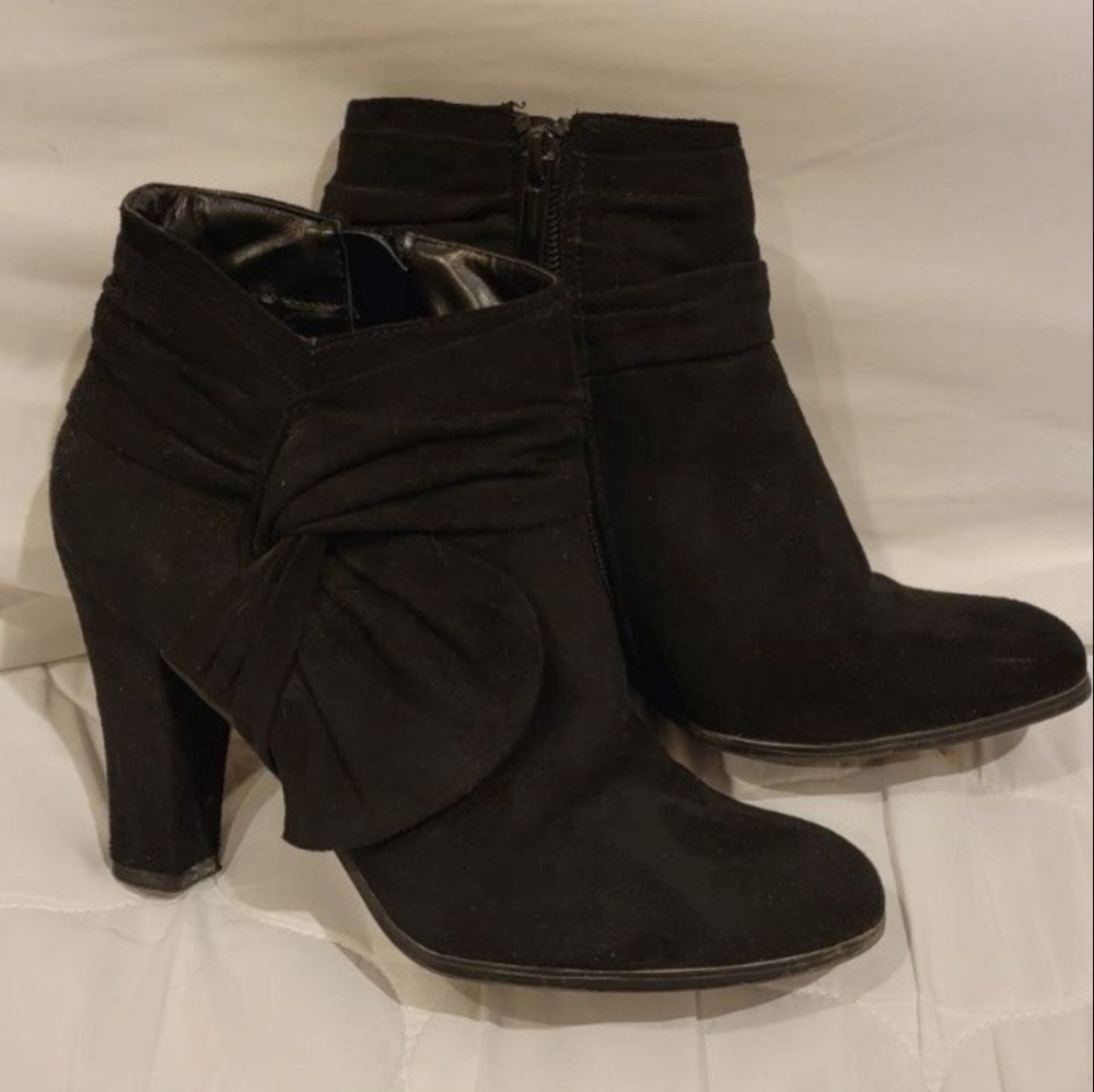 Size 8 womens black faux suede ankle boots